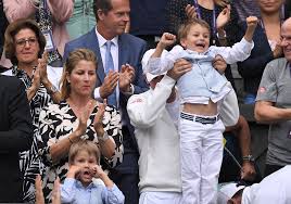 He turned pro in 1998, and with his victory at wimbledon in 2003 he became the first swiss man to win a grand slam. Roger Federer Starportrat News Bilder Gala De