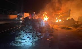 Un tráiler y 5 vehículos. Choque E Incendio De Tractocamiones Deja Un Muerto En La Mexico Queretaro
