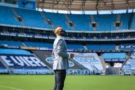 Uma sensação muito boa.muito feliz ,é massa poder depois de uma grande musica como foi o sol, poder vir com uma grande musica como foi morena, que foi o single e depois vir com um novo álbum, que contem essas duas faixas e ainda outras inéditas do meu trabalho antes de o sol, que eram algumas musicas do ep de 2016 que a gente trouxe para esse álbum também. Matheus Aguiar Matheus68743400 Twitter