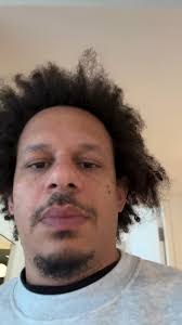Eric André se sinceró en un nuevo video de IG contando que lo perfilaron  racialmente cuando llegó al aeropuerto de Melbourne en Australia: “No  deberían hacerme sentir que no soy aceptado al entrar a ...