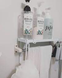 お風呂の中でシャンプーやリンス ボディソープ 洗顔アイテムなどはどう置いていますか 床に直接置くとお風呂掃除のとき邪魔だったり ボトルの底がヌメヌメしたりと困ることがありますよね さらに お風呂の掃除道具やお風呂場で遊ぶおもちゃも収納法に悩む方が多い