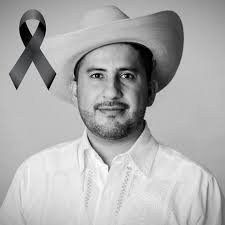 Por si algo te preocupaba, Eduin Caz, incluyó en la gira de sus próximos  conciertos a su Tsuru Rojo, un vehículo que asegura le tiene aprecio y es  el que más disfruta