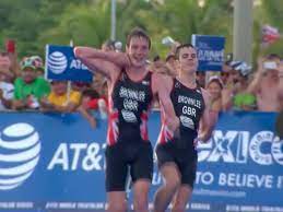 Double olympic champion alistair bownlee had to help his exhuasted younger brother, jonny, over the finish line in the triathlon world series. British Triathlete Helps Brother Finish Race Instead Of Going For The Win