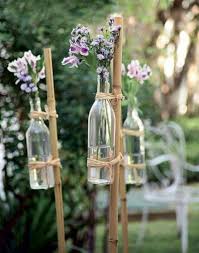 Garten Deko Blumen Nicht Nur Auf Dem Tisch Sondern Auch Auf Dem Weg Dorthin Gebunden Garten Dekoration 2019 Hochzeitsdekoration Gartenhochzeit Hochzeit Garten