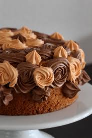 Le Layer Cake Chocolat Et Caramel Casserole Chocolat En 2020 Gateau A Etage Chocolat Idee Gateau Gateau A Etage