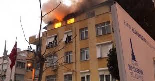 İzmir haberleri sayfamızdan i̇zmir ile ilgili son dakika haberlerini takip edebilir, i̇zmir ilçelerindeki en güncel gelişmeleri anlık takip edebilirsiniz. Izmir Son Dakika Yangin Konak Guzelyali Da Bir Bina Alev Alev Yandi