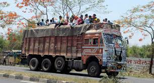 Wie ist die entwicklung im moment und wie geht es in naher zukunft weiter? Coronavirus Lockdown Police Stop Truck Carrying 51 Migrants In Assam Telegraph India