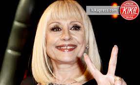 D tanti auguri, a chi tanti amanti ha. Raffaella Carra Ne Fa 75 Come Nella Sua Canzone Tanti Auguri Foto Kikapress Com