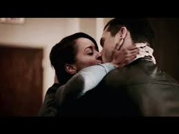 Parce qu'ils essayaient de sauver bonnie, enzo et damon, se font attaquer par le poltergeist farceur et s'en vont joyeusement bras dessus bras dessous pour ma part, je vais être franche je ne rempilerai pas pour une saison 8, malgré le fait que je sois encore attachée à certains personnages, en. The Vampire Diaries 7x05 Bonnie And Enzo First Kiss Moment Youtube