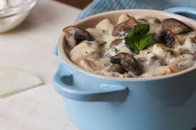 Une Bonne Creme De Champignons Accompagnee De Morceaux De Poulet Et De Riz Brun White Wine Chicken Easy Family Meals Wine Food Pairing