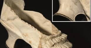 Perbandingan size kasut us (us size), saiz kasut eu (euro size), saiz kasut uk (uk size), dan kasut malaysia boleh dilihat dalam satuan panjang inci (inches) dan centimeter (cm). Kasut Sutera Marie Antoinette Dilelong Rm213 000