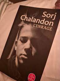 Bonjour, visiblement c est un livre assez vieux, comme j en achète beaucoup  d occasions je ne regarde pas si c est nouveau ou ancien. J ai beaucoup  aimé le personnage attachant,