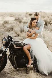 Auf der suche nach einem perfekten brautkleid für eine hochzeit mit wald, strand, rasen oder kaufen sie von milanoo für das schicke und gute qualit?t 2021 boho & bohemian hochzeitskleid in. Pin De Freddy Mancarella En Happy Wheels Boda De Motocicleta Fotos De Boda Fotos Matrimonio