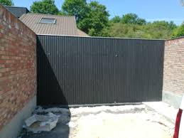 Porte De Garage A Ouverture Sur L Exterieur Ouverture Par Digicode Bardage Cap Code A Claire Cg Voie Rombus Noir Bardage Porte Garage Garage