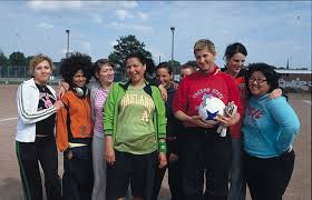 Beide können dann aber nicht nur den abstieg vermeiden, sondern sind am ende heiße anwärter auf den meistertitel. Eine Andere Liga La Gente Agentur Fur Filmschaffende