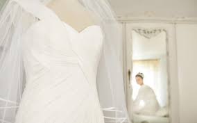 Trouvez une robe de mariage unique sur le site de hebeos.fr parmi une large sélection de robes de mariée à prix modestes ! Pressing Nettoyage Robe Mariee Plan De Cuques Allauch