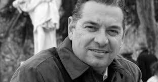 Roberto Thompson's Instagram, Twitter & Facebook