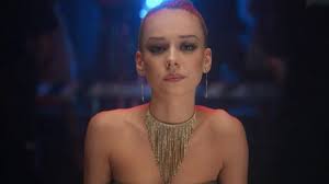 Also dancing reggaeton or in pics where only the foam covers her body… Gold Necklace Worn By Carla Ester Exposito In Elite S03e01 Spotern