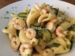 Pasta Zucchine E Gamberetti Ricetta Passo Passo Kikakitchen Ricetta Ricette Ricette Con Gamberetti Surgelati Idee Alimentari