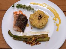 Gegrilltes Lachsfilet Mit Spargel Zitronenvinaigrette Und Bratkartoffelstampf Rezept Rezept In 2020 Lachsfilet Lebensmittel Essen Spargel
