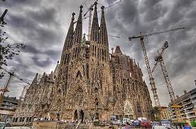 Antoni gaudi'nin 1883 yılında yapımına başladığı kilise i̇spanya'nın barselona şehrinde yer almaktadır. Bitmeyen Kilisenin Hikayesi La Sagrada Familia Onedio Com