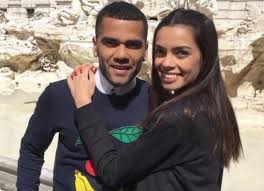 Estilo de vida de joana sanz, la guapa esposa de dani alves la guapa modelo, de 27 años, nació en tenerife, islas canarias, españa y anotó gol en el corazón del jugador brasileño desde 2016. Joana Sanz Wikipedia Edad Age Estatura Height Bio Dani Alves