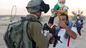 La violenta jornada dejó 3 palestinos muertos y 12 israelíes heridos. Israel Abandona A Los Palestinos En Su Plan De Vacunacion Masivo