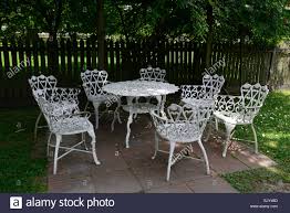 A round table with 4 chairs, all supported by wrought iron supports, enhance your dining space with a sturdy classical elegance. Venta White Wrought Iron Patio Chairs En Stock