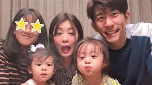 修杰楷（1983年3月6日 － ）出生於台灣，臺灣 男演員。 2003年修杰楷因電視劇《名揚四海》而進入演藝圈；2008年拍攝蔡岳勳執導的電視劇《痞子英雄》；2009年在偶像劇《終極三國》中飾演「孫權」一角。 其妻子為演員賈靜雯。 å¸¶3åå¥³å'éè¶å¸ ä¿®æ°æ¥· æ¢§æ¡å¦¹ ç§ä¸çå¯¦äº'å æåç¶² å¨æ¨æè ä¸ç«æ°èç¶²setn Com