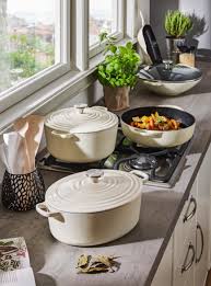 Mit Diesem Topf In Franzosischen Design Bereitet Ihr In Minutenschnelle Leckere Eintopfe Suppen Und Weitere Leckere Gerichte Vor Der Kochtopf Aus Eisen Gefert In 2020