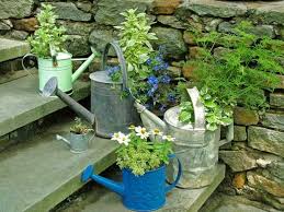 Alte Gartenzubehor Und Werkzeuge Als Deko Fur Garten Nutzen Kreative Garten Ideen Gartenkunst Topf Und Kubelpflanzen
