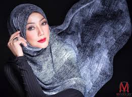 Pelakon, erra fazira menyangkal dakwaan kononnya bakal bertunang dan berkahwin dengan penyanyi, shahir dalam masa terdekat seperti mana primadona malaysia, erra fazira mengakui enggan campur tangan dalam urusan berbangkit berkaitan isu peribadi yang melibatkan naib juara. Ya Shahir Dan Keluarganya Ada Datang Ke Rumah Untuk Beraya Erra Fazira Entertainment Rojak Daily