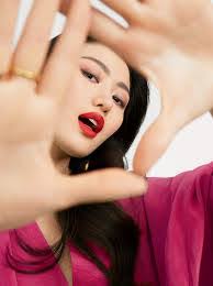 Maureen Groves's Instagram, Twitter & Facebook