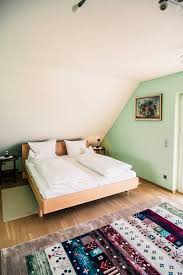 Ein wohnzimmer, ausgestattet mit minibar und flachbildfernseher sowie ein davon getrenntes schlafzimmer machen ihren aufenthalt in köln angenehm. Appartment Fewo Bergisches Land Overath Bei Koln Haus Thal