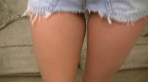 Mädchen zieht die Hot Pants aus - PORNOENTE.tv