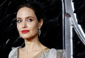 Jolie pitt)‏، مواليد 4 يونيو 1975)، وهي ممثلة، وصانعة أفلام، وإنسانية أمريكية. Ø£Ù†Ø¬ÙŠÙ„ÙŠÙ†Ø§ Ø¬ÙˆÙ„ÙŠ ØªØªØ£Ù‡Ø¨ Ù„Ù„Ø¯ÙØ§Ø¹ Ø¹Ù† Ø­Ù‚ÙˆÙ‚ Ø§Ù„Ø£ÙØºØ§Ù†ÙŠØ§Øª Ø¨Ø·Ø±ÙŠÙ‚ØªÙ‡Ø§ Ø§Ù„Ø®Ø§ØµØ© Rt Arabic