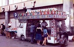 Gelati E Abbigliamento Ambulanti Davanti Ai Magazzini Sciolto Negli Anni 70 Messina Ambulanza