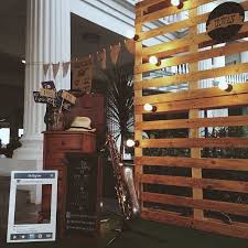 In this channel you will found a lot of videos about creative idea to make your own accessories by yourself and low cost. Sweettoothedmalaysia On Instagram I W 28092013 Kgpa Ttdi Damansara Sweettooth Diy Wedding Backdrop Pallet Projects Diy Easy Pallet Projects Christmas