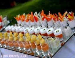 Una opción que me gusta mucho para el lugar del banquete en una boda surfera, es hacerlo en la misma playa. Buffet Veraniego En Tu Boda Look Novias
