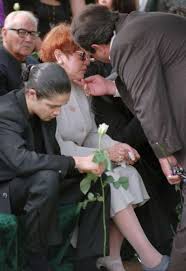 Selena and chris also initially started off as having an opposite tastes in music. Father Of Slain Tejano Music Star Abraham Quintanilla Right Consoles His Wife Marcella As Chris Perez Selena Quintanilla Selena Selena Quintanilla Videos