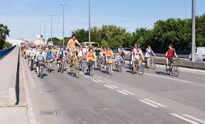 A company usually achieves critical mass when. Critical Mass Im Fahrradverband Durch Die City Tests Erfahrungen Im Fahrrad Blog