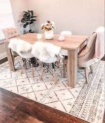 Modern Looks Are So Refreshing Thescarlettsocial Created A Stunning Modern Dining Room Dining Room Decor Modern Modern Dining Room Dining Room Chairs Ikea