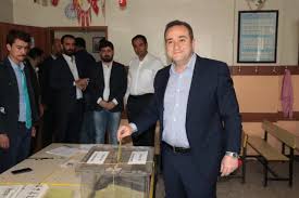 Yanında kız arkadaşı, emir sarıgül'ün evine geliyorlar beykoz konakları'nda. Eski Bakan Mehmet Agar In Oglu Ak Parti Den Milletvekili Secildi Haberler Haberler Com