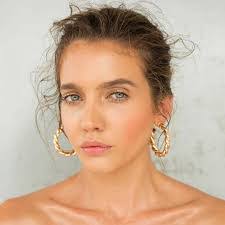 Anna Chase's Instagram, Twitter & Facebook