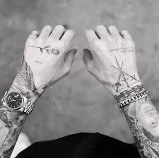 That's why you're here looking for some inspiring black and grey tattoo designs. 45 Erstaunliche Moglichkeiten Sich Diesen Sommer Tatowieren Zu Lassen 45 Erstaunliche Moglichkeiten Sich Diesen Somm Hand Tattoos For Guys Hand Tattoos Tattoos