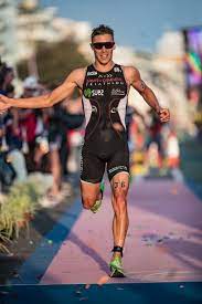 He was born in 1980s, in millennials generation. Triathlon De St Raphael Vincent Luis Au Depart