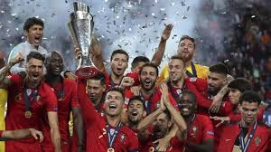 La coupe remise au vainqueur se nomme le trophée pete laliberté, en hommage au célèbre entraineur canadien, sélectionneur de l'équipe de france durant. Le Portugal Roi D Europe Confirme