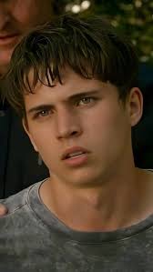 Los más guapos y rudos de cobra kai en mi opinión. 1: Johnny lawrence •Leal  a sus amigos y alumnos •Apasionado y determinado •Se gano el respeto de  algunos de sus antiguos