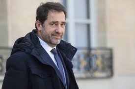 Le 14 mars 2019, des photos controversées de christophe castaner sont publiées par les magazines people voici et closer. Castaner Sur Les Photos En Discotheque Pas De Polemique Securite Assuree