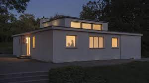 Auf einer fläche von 12,70 m x 12,70 m entstand ein eingeschossiges wohnhaus, dessen räume um. Das Allererste Bauhaus Haus Tempel Des Alltags Auf Einem Hugel